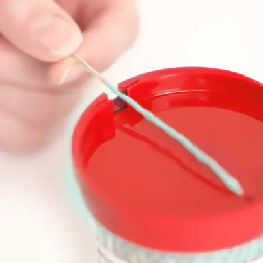 WIHEDÜ Kordelbox Kordelzwerg Böxli Anwendungsdarstellung Deckel + Messer